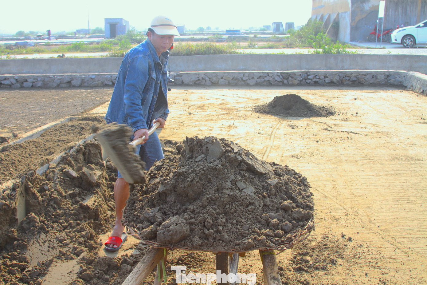 "Mình dùng đất cát rải đều ra ruộng để phơi. Lấy nước biển tưới nhiều lần lên đất rồi phơi cho khô lại. Đất sau đó đưa vào chạt và dùng nước biển lọc nhiều lần để thu được nước có nồng độ mặn cao nhất. Khi đạt tiêu chuẩn, nước được đưa đi phơi để kết tinh thành hạt muối thành phẩm", anh Nguyễn Ngọc Tuấn (trú xã An Hòa) chia sẻ.