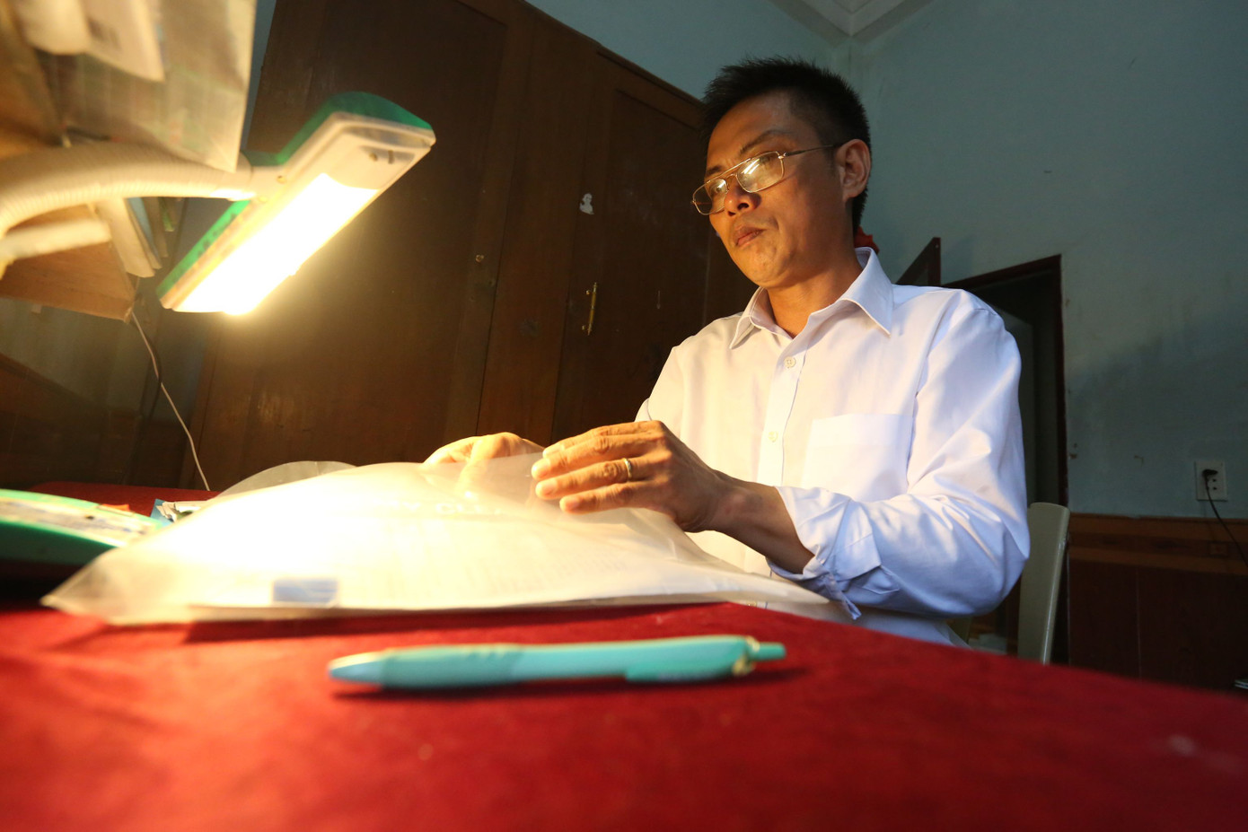 Ông Ảnh dậy từ sớm để hệ thống lại kiến thức trước lúc đi thi.