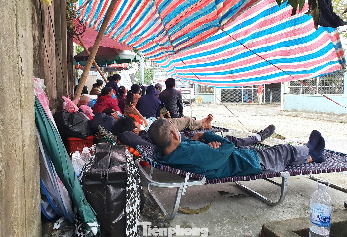Bác sĩ Quế Anh Trâm - Giám đốc Trung tâm bệnh nhiệt đới, Bệnh viện Hữu nghị đa khoa Nghệ An cho biết, phần lớn người dân túc trực quanh bệnh viện chỉ để chờ đợi để mua các đồ dùng cần thiết cho người thân của mình.