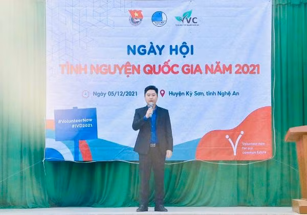Anh Lê Văn Lương - UV BCH Trung ương Đoàn, Bí thư Tỉnh đoàn Nghệ An phát biểu tại Ngày Hội. Những món quà đến với người dân nghèo huyện biên giới Kỳ Sơn, Nghệ An. BTC trao quà cho học sinh có hoàn cảnh khó khăn. BTC trao tặng 6 chiếc máy thở và 600 "Túi thuốc an sinh" cho Trung tâm Y tế các huyện Anh Sơn, Tương Dương, Kỳ Sơn, Nghĩa Đàn và Bệnh viện Đa khoa Tây Bắc, Bệnh viện Đa khoa Tây Nam. Anh Lê Văn Lương - UV BCH Trung ương Đoàn, Bí thư Tỉnh đoàn Nghệ An phát biểu tại Ngày Hội. Những món quà đến với người dân nghèo huyện biên giới Kỳ Sơn, Nghệ An. BTC trao quà cho học sinh có hoàn cảnh khó khăn. BTC trao tặng 6 chiếc máy thở và 600 "Túi thuốc an sinh" cho Trung tâm Y tế các huyện Anh Sơn, Tương Dương, Kỳ Sơn, Nghĩa Đàn và Bệnh viện Đa khoa Tây Bắc, Bệnh viện Đa khoa Tây Nam.