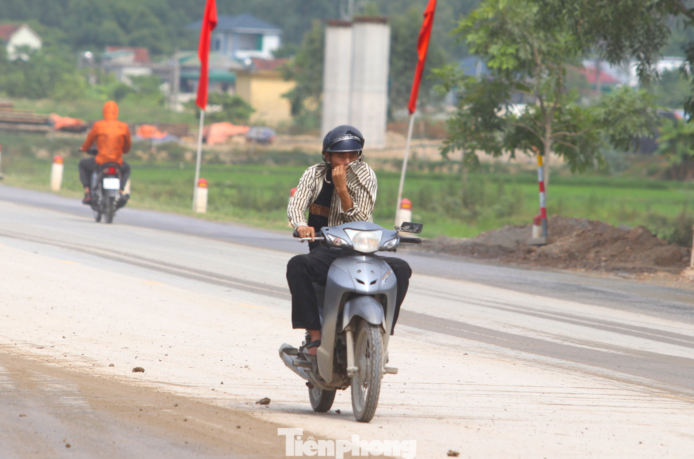 Người dân đi qua đoạn đường này luôn phải dùng mọi cách để che chắn mặt mũi cho đỡ bụi.