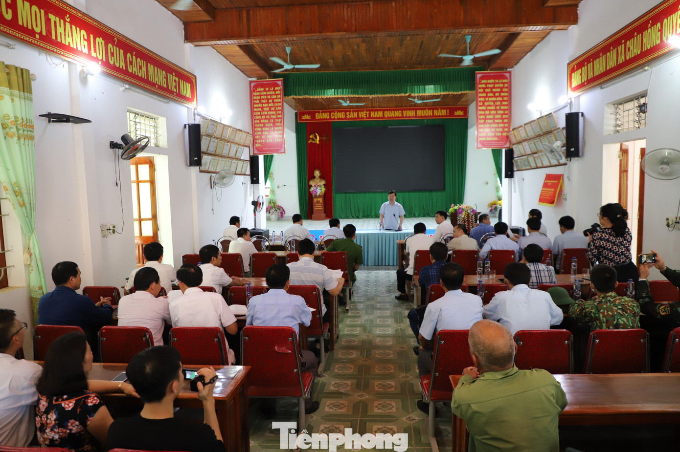 Chủ tịch UBND tỉnh Nghệ An chủ trì đối thoại với người dân xã Châu Hồng.