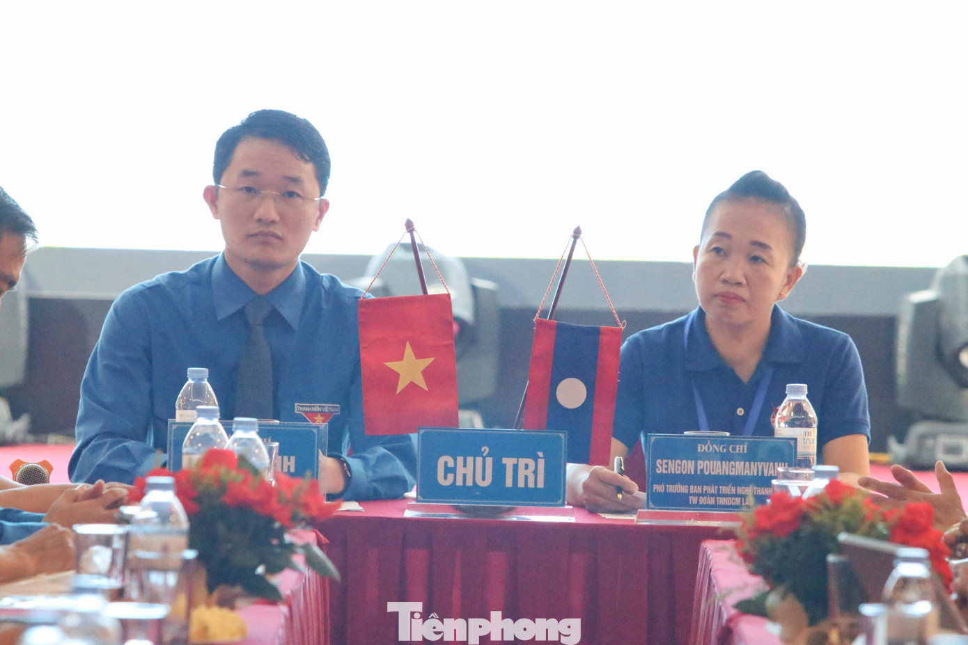 Phát huy những tình cảm quý báu mà hai Đảng, hai Nhà nước đã dày công vun đắp, tuổi trẻ Nghệ An đã có nhiều hoạt động phối hợp hết sức hiệu quả với Đoàn Thanh niên nhân dân cách mạng Lào có chung đường biên giới với tỉnh Nghệ An gồm các tỉnh Xiêng Khoảng, Hủa Phăn và Bôlykhămxay. Thông qua việc ký kết biên bản ghi nhớ quan hệ hợp tác, định kỳ hàng năm, 2 tỉnh đã tổ chức các đoàn thanh niên ưu tú sang thăm, giao lưu và học hỏi kinh nghiệm công tác Đoàn và phong trào thanh thiếu nhi, tham quan các di tích lịch sử, học tập các mô hình thanh niên phát triển kinh tế. Trong ảnh: Anh Trần Linh - Phó Bí thư Tỉnh Đoàn Nghệ An và chị Sẻng On Puông Mạ Ni Vanh - Phó trưởng Ban Phát triển nghề thanh niên, Trung ương Đoàn Thanh niên nhân dân cách mạng Lào chủ trì Chương trình.