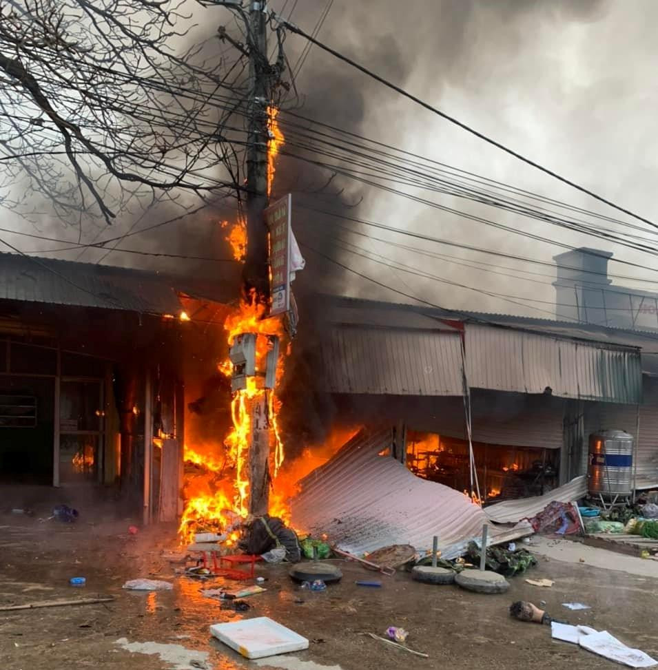 Theo đó, vào khoảng 6h22 (ngày 28/02), Trung tâm chỉ huy 114, Công an tỉnh Nghệ An nhận được tin báo xảy ra cháy ki ốt kinh doanh tại xã Hoa Sơn, huyện Anh Sơn.