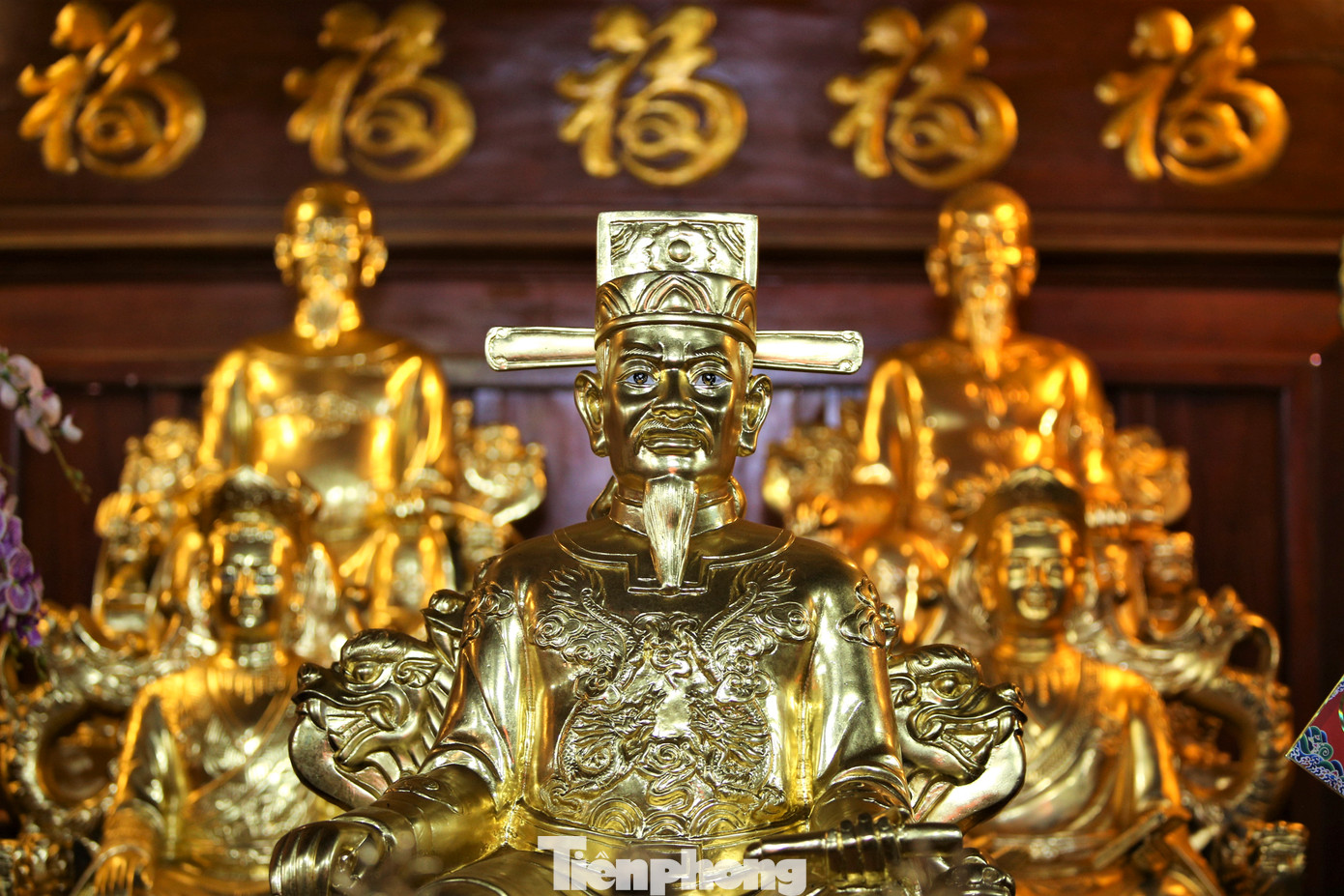 Các pho tượng ở đây là các vị vua, tướng lĩnh có công với đất nước. Trong số này còn có bức tượng bằng đồng đúc hình Đại tướng Võ Nguyên Giáp, vị tướng lĩnh tài ba của Việt Nam.