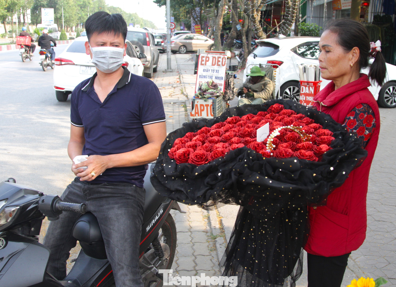 Bà Minh chia sẻ, đa số khách chỉ đến mua 1 bông hồng đỏ. Ngoài ra, những bó hoa sáp hình trái tim đỏ cũng được khách rất ưa chuộng mua để tặng người mình thương. "Hoa sáp giá trung bình từ 200-500 nghìn đồng. Khách mua khá nhiều vì loại hoa này thơm, để được lâu và chẳng bao giờ tàn", bà Minh chia sẻ.