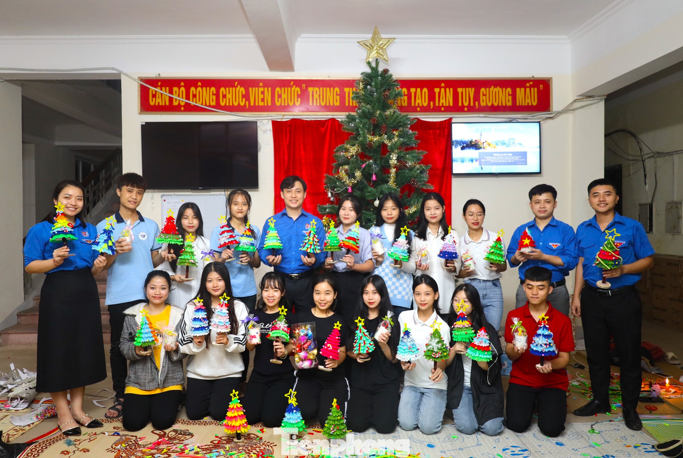 Những cây thông Noel lung linh và những phần quả nhỏ xinh xắn sẽ mang đến cho các em nhỏ sự ấm áp, yêu thương trong mùa Giáng sinh mới.