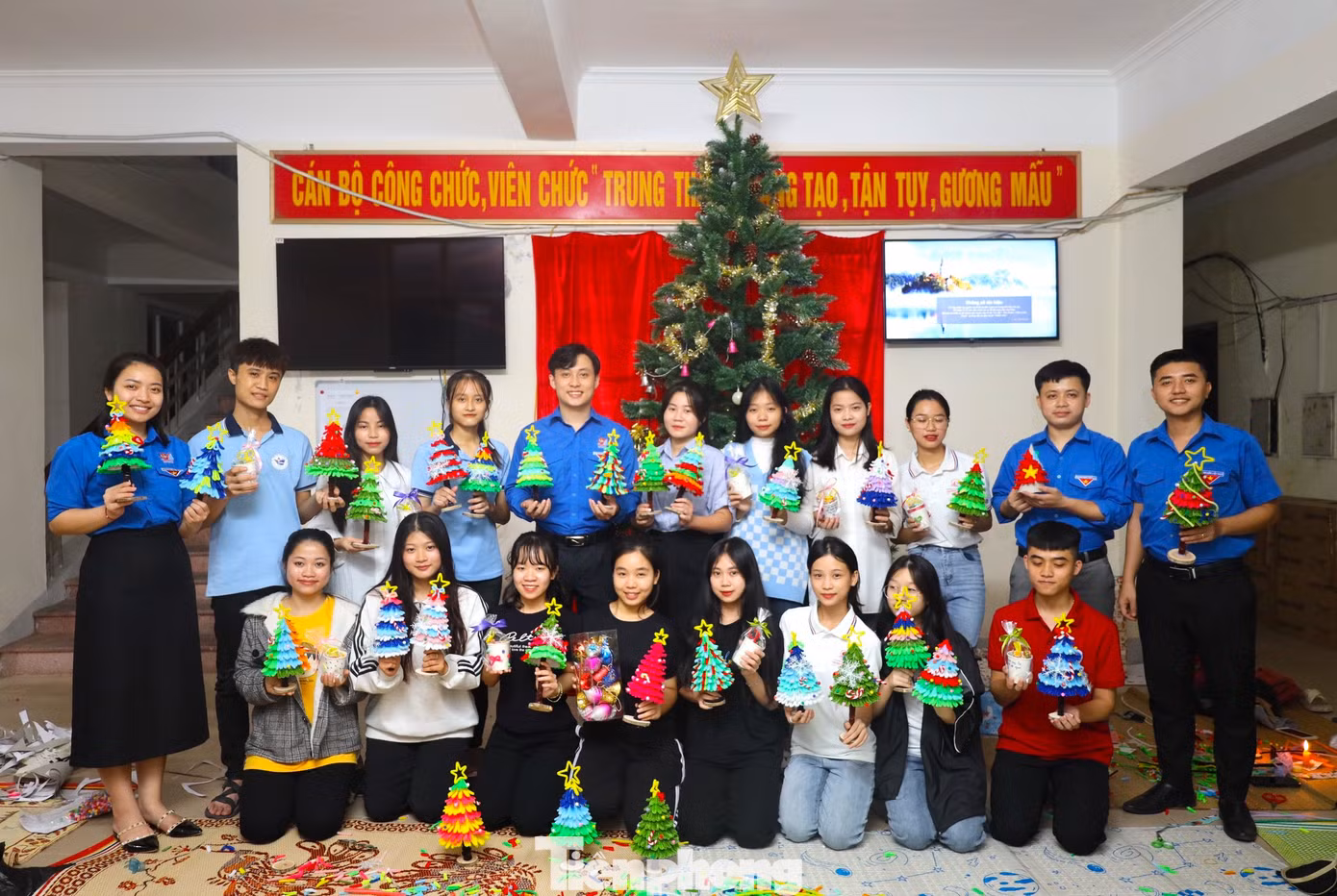 Những cây thông Noel lung linh và những phần quả nhỏ xinh xắn sẽ mang đến cho các em nhỏ sự ấm áp, yêu thương trong mùa Giáng sinh mới.