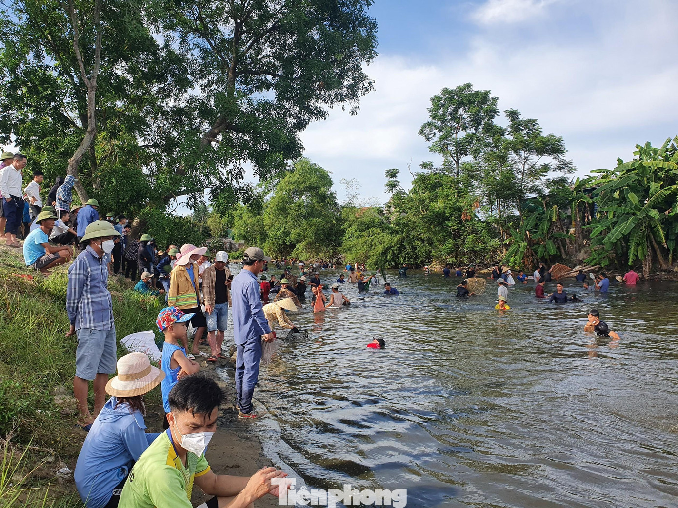 Sáng 3/7, giáo họ Kẻ Sừa, Giáo xứ Làng Nam (xã Nghi Trung, huyện Nghi Lộc, Nghệ An) tổ chức “ngày hội nơm cá” thu hút nhiều người dân trong vùng tham gia.