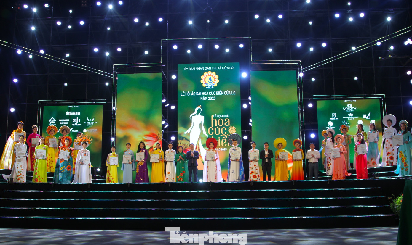 Tối 18/3, tại Công viên Hoa cúc biển, UBND thị xã Cửa Lò (tỉnh Nghệ An) đã tổ chức vòng chung kết Lễ hội áo dài hoa cúc biển Cửa Lò 2023.