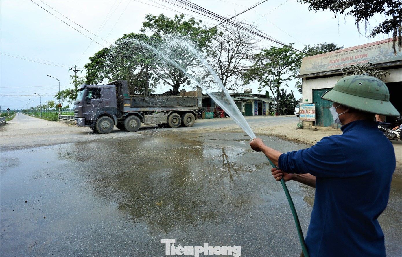 Cứ khoảng 30 phút, ông Hoàng Hữu Bình (59 tuổi, trú xóm Hồng Thái, xã Hưng Thông) lại phải bật chiếc máy bơm công suất lớn để tưới đoạn đường trước nhà cho đỡ bụi. "Toàn xe trọng tải lớn chạy qua nhiều khi rung cả nhà. Ban đêm thì giật mình, giấc ngủ cũng chẳng yên, ban ngày thì bụi mịt mù. Nước phải tưới liên tục. Dân khổ lắm. Nhiều lần phản ánh, kiến nghị lên cơ quan chức năng nhưng không thấy có hiệu quả gì", ông Bình bức xúc.