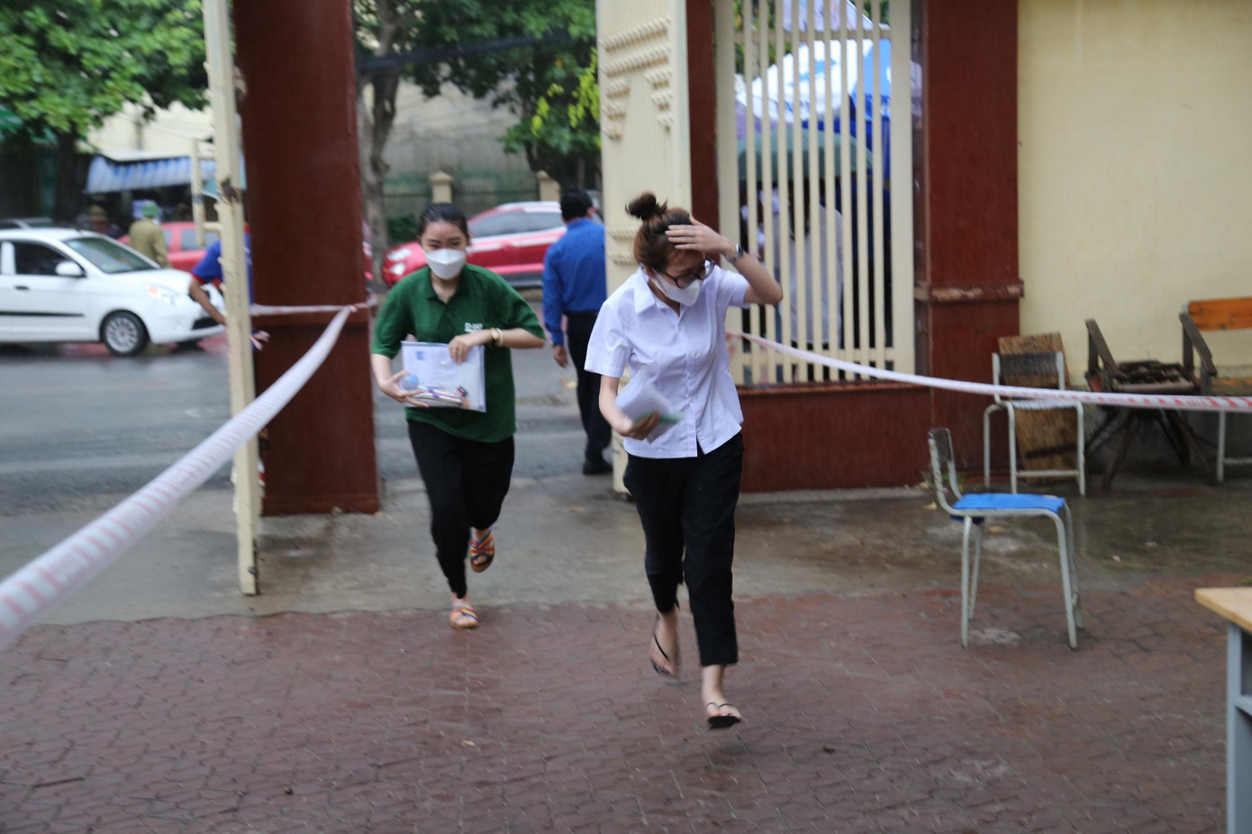 Một số thí sinh đến muộn vội vã vào phòng thi.