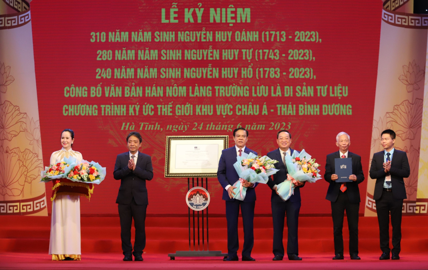 Hà Tĩnh đón nhận Bằng công nhận Văn bản Hán Nôm Làng Trường Lưu là Di sản tư liệu Chương trình ký ức thế giới Khu vực châu Á-Thái Bình Dương. Hà Tĩnh đón nhận Bằng công nhận Văn bản Hán Nôm Làng Trường Lưu là Di sản tư liệu Chương trình ký ức thế giới Khu vực châu Á-Thái Bình Dương.