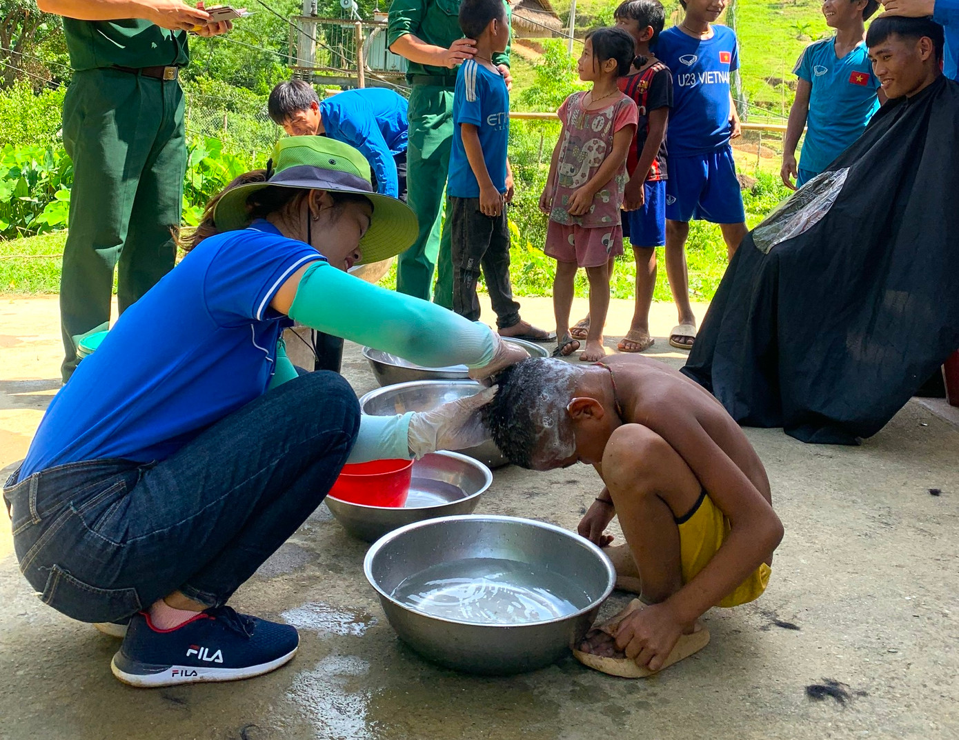 Do điều kiện sống khó khăn, việc vệ sinh bản thân còn hạn chế nên các em nhỏ bị tình trạng chí trên tóc rất nhiều. Sau khi được cắt tóc, vệ sinh diệt chí và gội đầu, các em đều cảm thấy thoải mái, vui sướng.