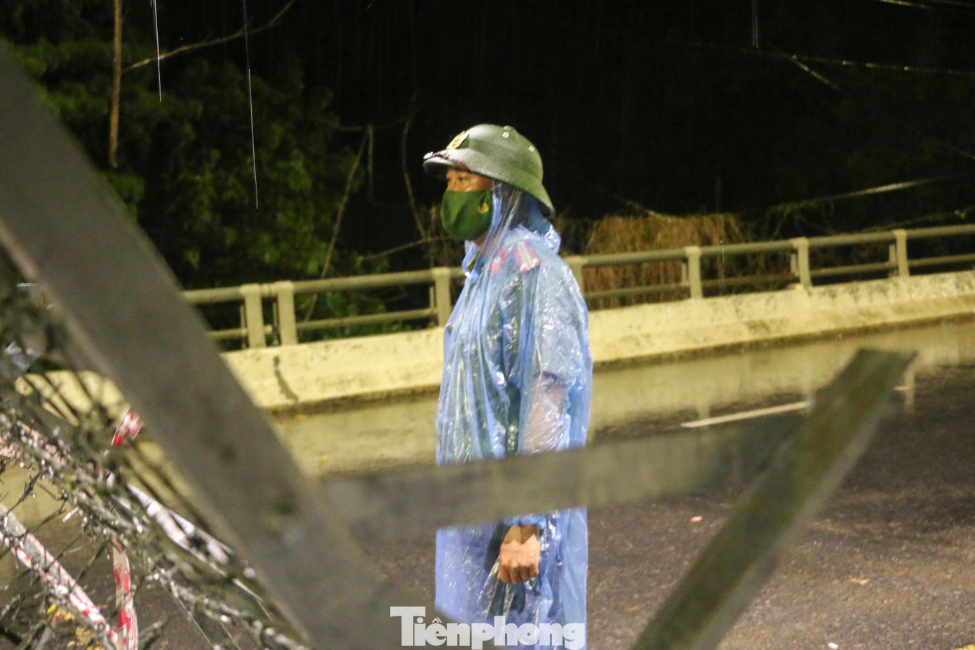 Phía sau hàng rào thắp gai, công an "đội mưa" bám chốt.