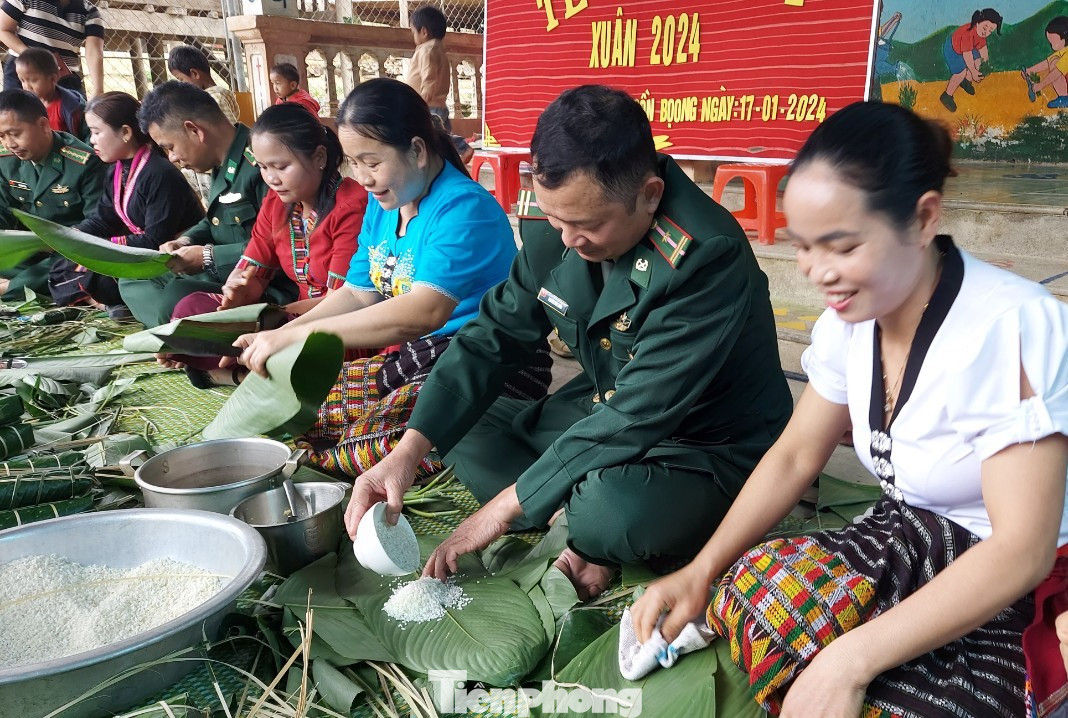 Các cán bộ chiến sỹ biên phòng cùng người dân tổ chức gói bánh chưng trong niềm vui tiếng cười dịp cận Tết Nguyên đán.
