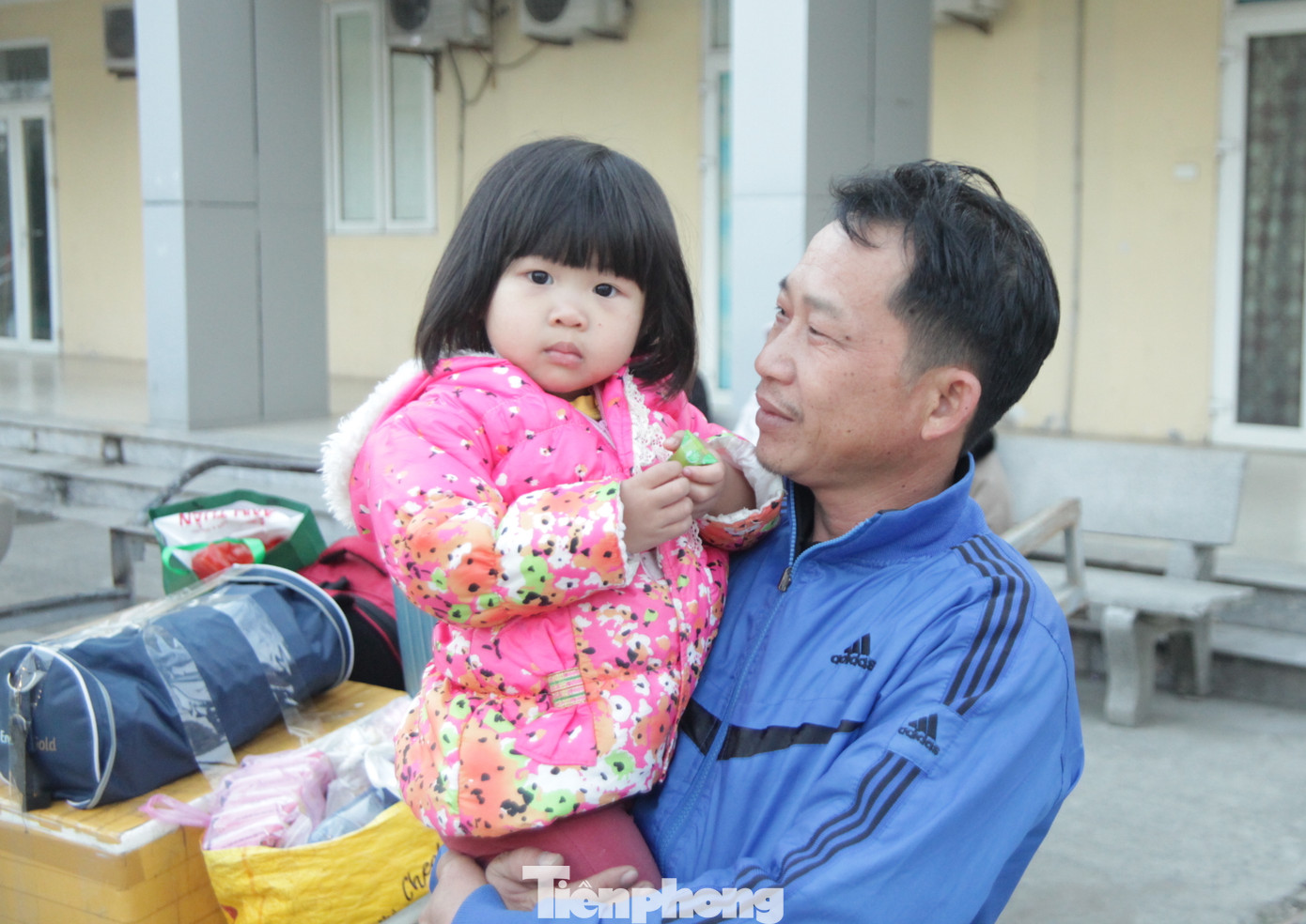 Tuy giá tàu năm nay khá cao, nhưng gia đình anh Nam vẫn còn may mắn vì mua được vé trở lại nơi làm việc.