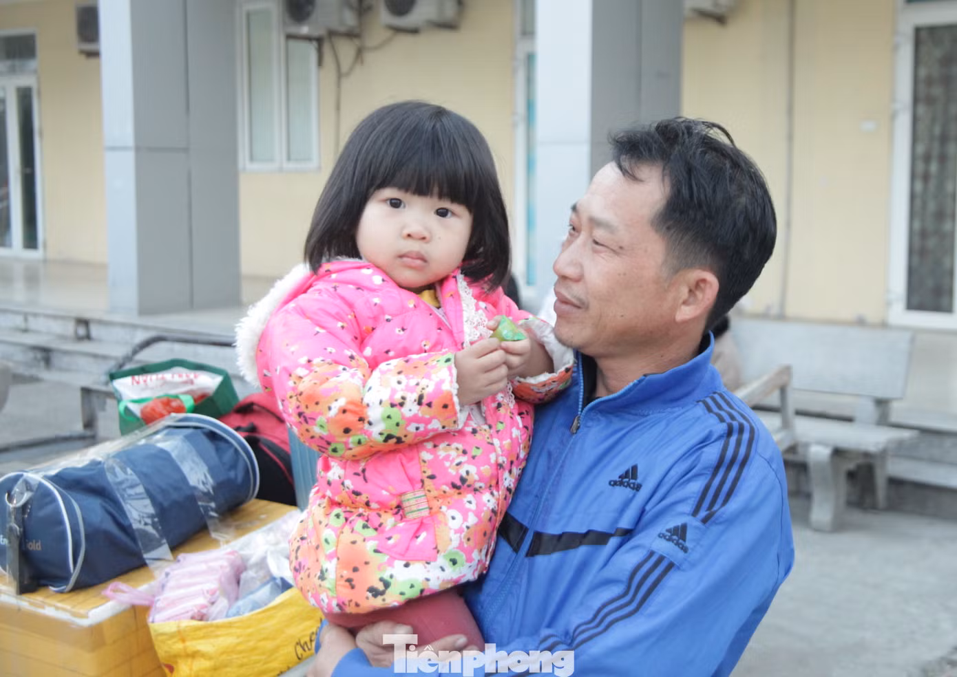 Tuy giá tàu năm nay khá cao, nhưng gia đình anh Nam vẫn còn may mắn vì mua được vé trở lại nơi làm việc.