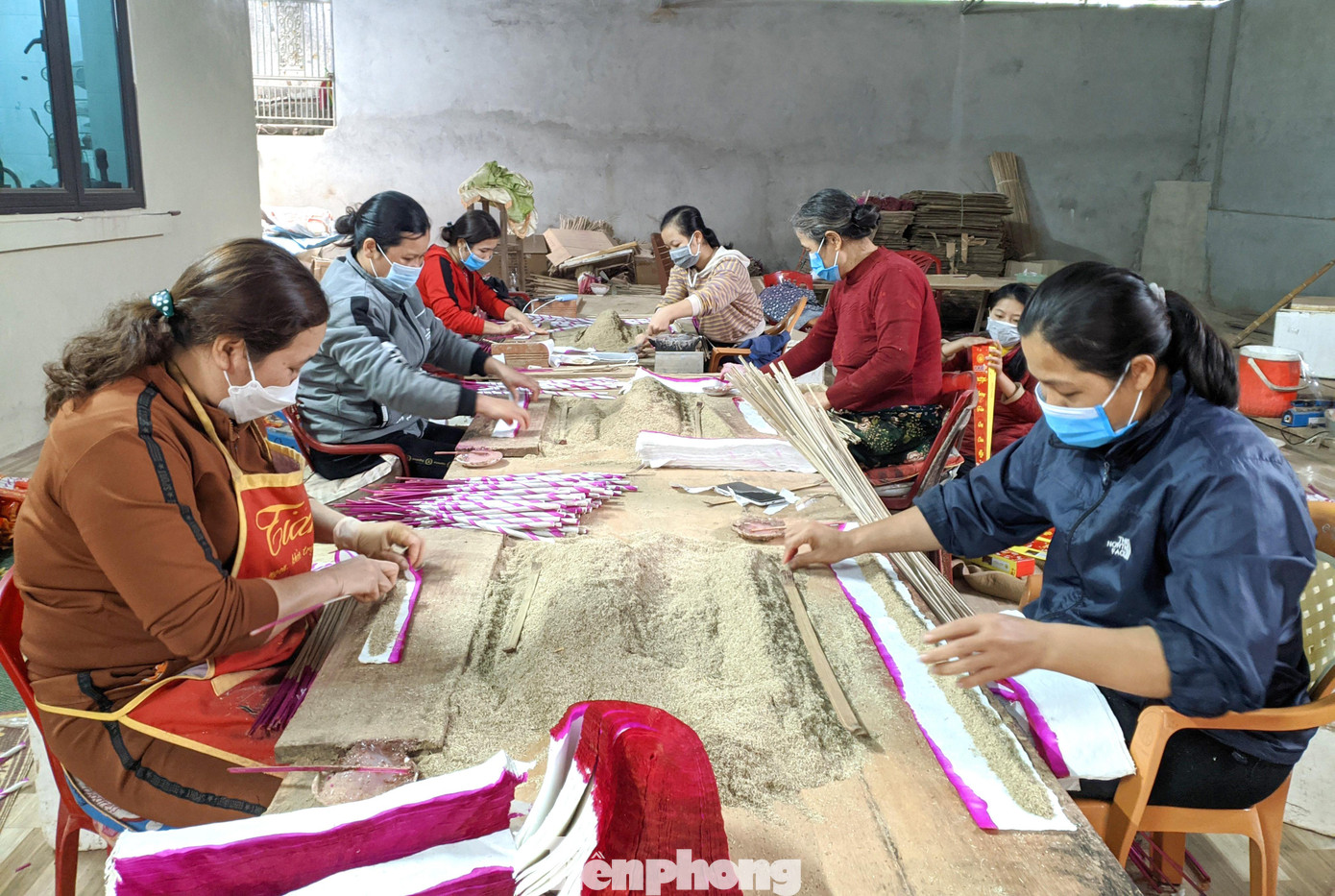 Là chủ cơ sở sản xuất hương trầm lớn ở thị trấn Tân Lạc, ông Đậu Công Hà cho biết, 3 tháng cuối năm là thời điểm “nước rút” để các cơ sở sản xuất hương trầm hoàn thành đơn hàng. Hiện 30 công nhân tại xưởng của ông Hà mỗi ngày có thể quấn được hàng trăm ngàn que hương.