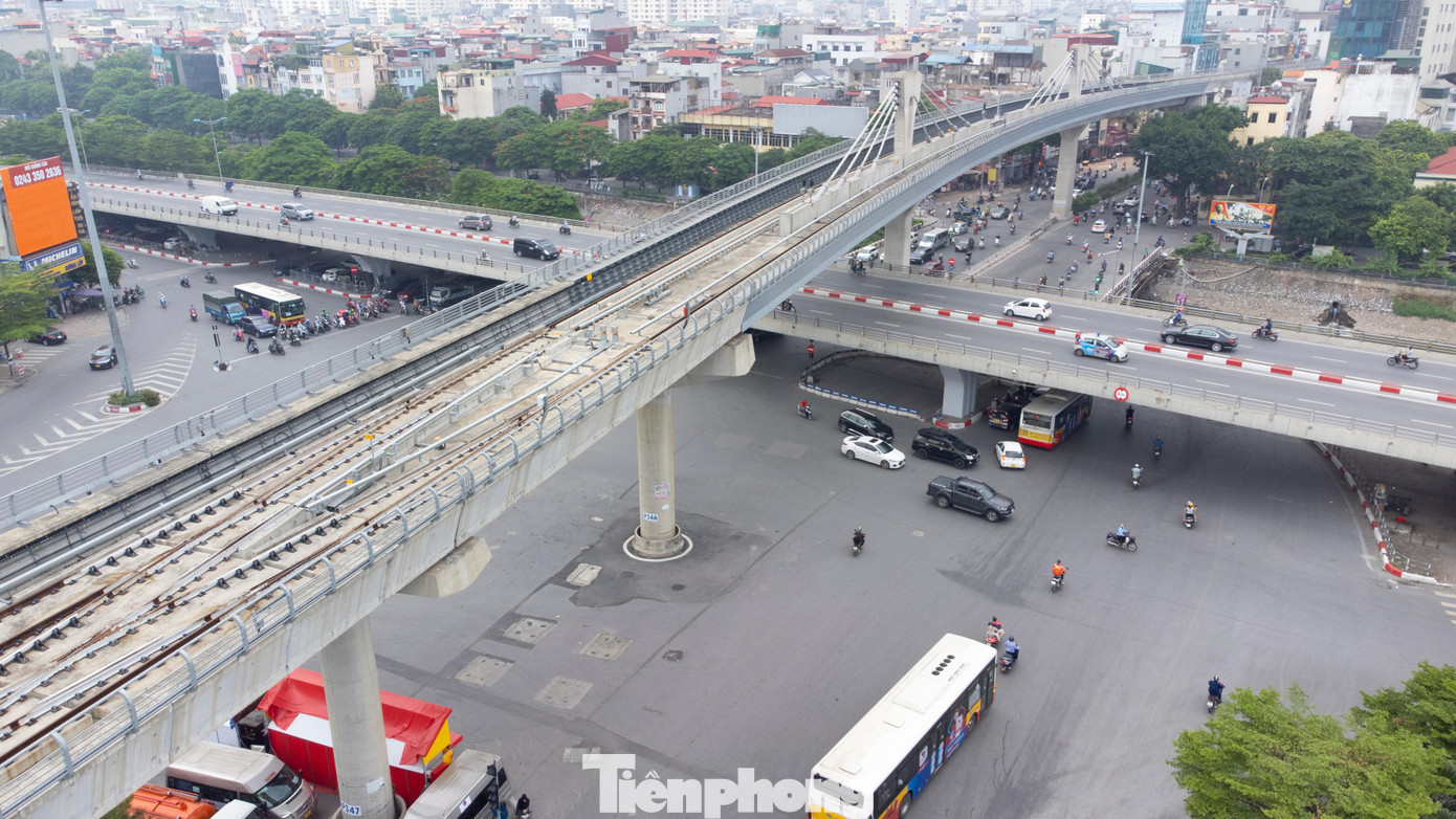 Ô Cầu Giấy nằm trên đường phố Cầu Giấy. Đây là một đường phố khá dài với 1.800m nối liền đường Kim Mã từ cổng Đền Voi Phục qua Cầu Giấy, bắc qua sông Tô Lịch đến ngã ba Nguyễn Phong Sắc-Xuân Thủy. Hiện Ô Cầu Giấy còn một ngôi đền nổi tiếng là đền Voi Phục. Ngoài cửa đền có đắp hai con voi quỳ phục nên đền có tên là Voi Phục. Trong ảnh: Ô Cầu Giấy nằm ở đoạn cây cầu bắc qua sông Tô Lịch tại ngã tư đường Láng - Bưởi - Cầu Giấy - Kim Mã điểm giao nhau đường sắt Nhổn - Ga Hà Nội và tuyến đường vành đai 2 trên cao. Ô Cầu Giấy nằm trên đường phố Cầu Giấy. Đây là một đường phố khá dài với 1.800m nối liền đường Kim Mã từ cổng Đền Voi Phục qua Cầu Giấy, bắc qua sông Tô Lịch đến ngã ba Nguyễn Phong Sắc-Xuân Thủy. Hiện Ô Cầu Giấy còn một ngôi đền nổi tiếng là đền Voi Phục. Ngoài cửa đền có đắp hai con voi quỳ phục nên đền có tên là Voi Phục. Trong ảnh: Ô Cầu Giấy nằm ở đoạn cây cầu bắc qua sông Tô Lịch tại ngã tư đường Láng - Bưởi - Cầu Giấy - Kim Mã điểm giao nhau đường sắt Nhổn - Ga Hà Nội và tuyến đường vành đai 2 trên cao.