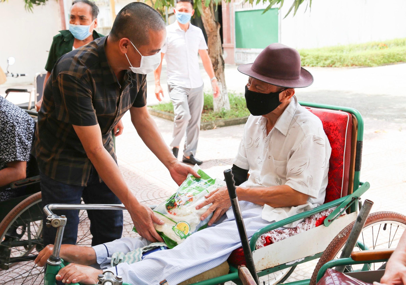 Nhà báo Trần Quang Long - Trưởng đại diện báo Tiền Phong tại Nghệ An, Hà Tĩnh chia sẻ: "Nhân dịp kỷ niệm 74 năm ngày Thương binh - Liệt sỹ, Tổng Biên tập báo Tiền Phong Lê Xuân Sơn đã giao các ban chuyên môn, ban đại diện kết nối các nguồn lực đến thăm hỏi, động viên, tri ân những người có công với cách mạng. Tổng các đợt trao quà lần này, Tập đoàn Him Lam đã tặng 275 triệu đồng cho 12 Trung tâm Thương Bệnh binh; anh Hoàng Tuấn Anh tặng 5 tấn gạo... Kính chúc các bác vui khỏe, luôn là tấm gương sáng cho thế hệ con, cháu noi theo".