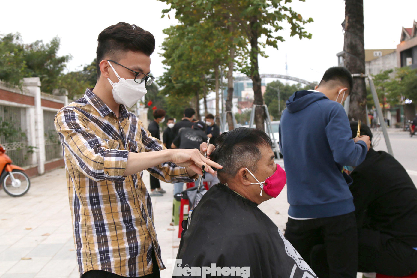 “Nhóm chúng em toàn các bạn lứa tuổi 9x và 2k. Nhóm mong muốn tận dụng tay nghề của mình để giúp đỡ phần nào cho người dân trong hoàn cảnh dịch bệnh đang phức tạp”, anh Sơn nói và cho biết thêm, đây còn là cơ hội để các thành viên trong nhóm được nâng cao và rèn luyện tay nghề.