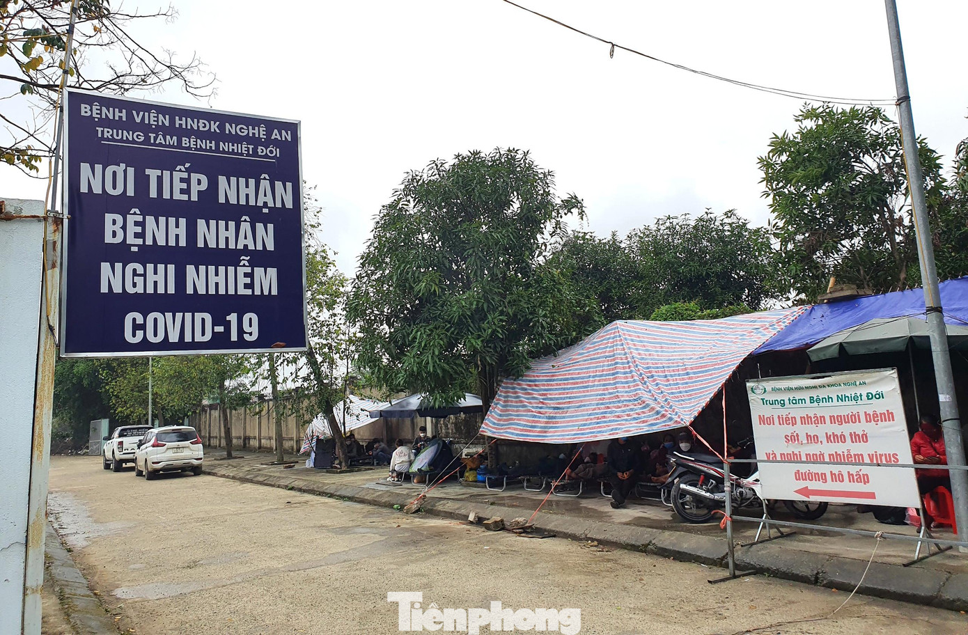 Trung tâm bệnh nhiệt đới, Bệnh viện Hữu nghị đa khoa Nghệ An là đơn vị tuyến cuối tiếp nhận điều trị bệnh nhân COVID-19 nặng và nguy kịch của tỉnh Nghệ An. Hiện trung tâm này cũng đang có gần 180 bệnh nhân.