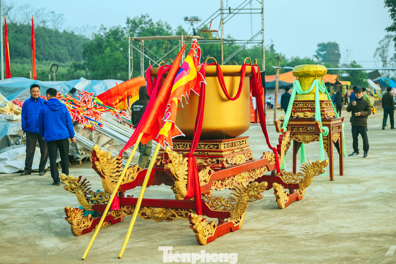 Ở phần nghi lễ, người dân tham gia lễ rước Vạc đồng và Trống đồng từ sân tổ chức lễ hội về đền thờ Làng Vạc để làm lễ đại tế. (Ảnh: Rạng Đông).