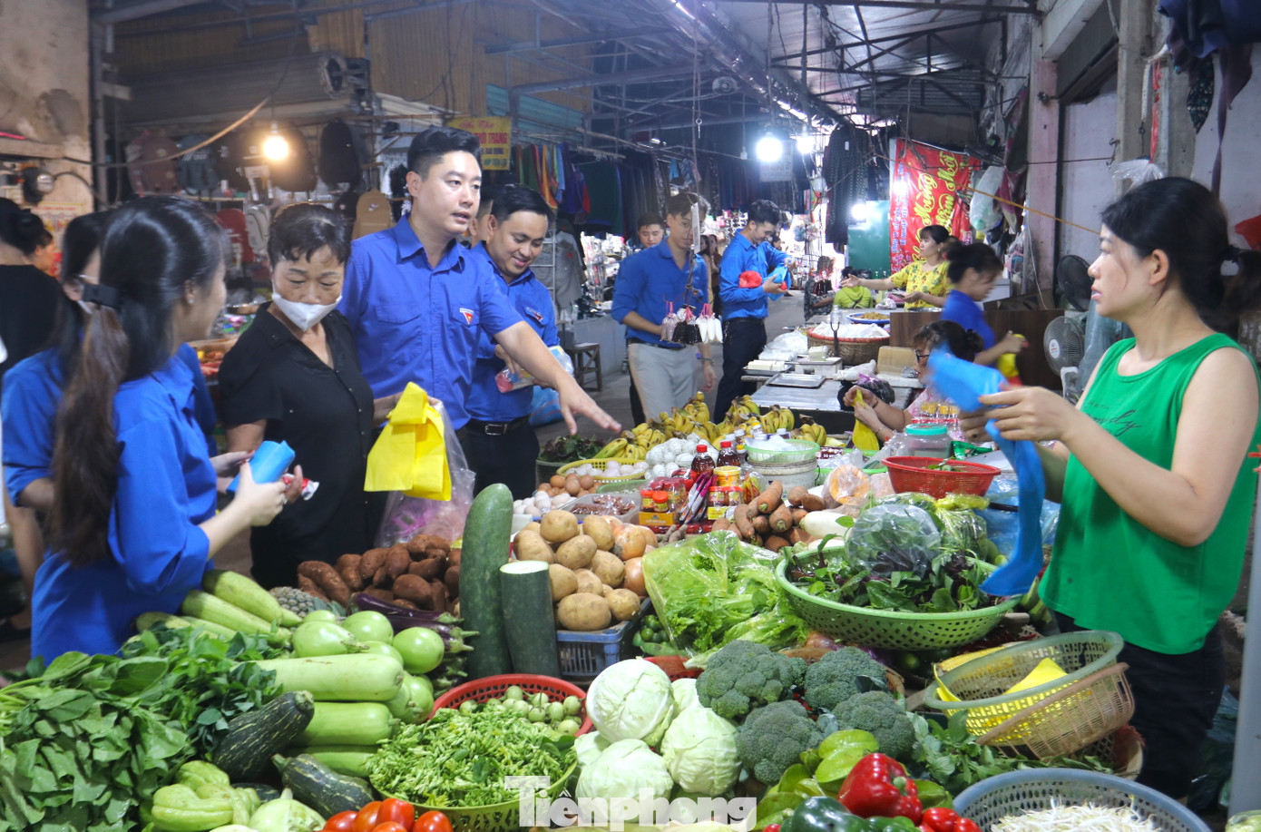 Được trực tiếp nghe tuyên truyền, nhiều tiểu thương hiểu được sự nguy hiểm, độc hại khi sử dụng túi nilon thông thường.