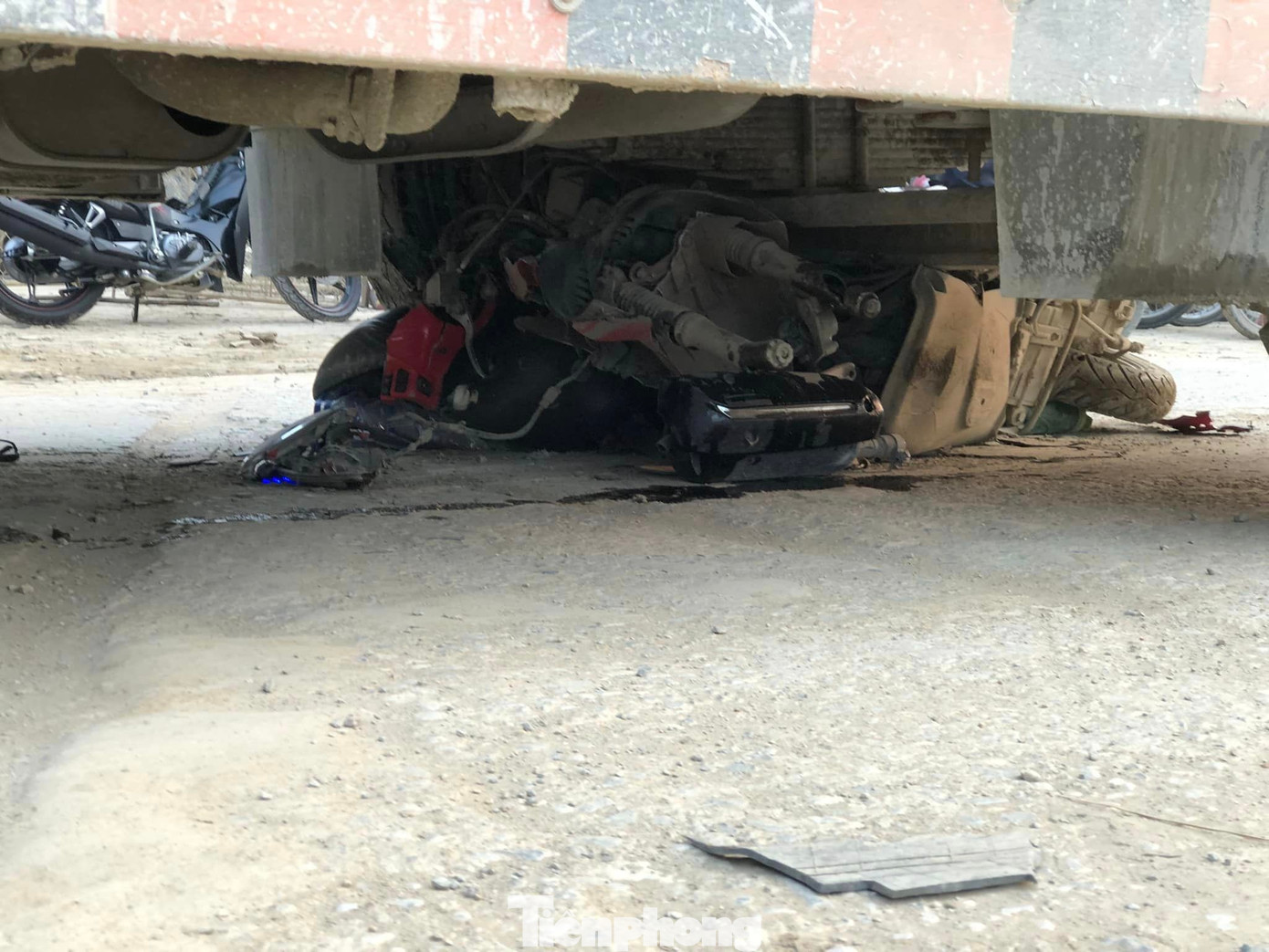 Chiếc xe máy bị kẹt cứng dưới bánh xe tải. Chiếc xe máy bị kẹt cứng dưới bánh xe tải.
