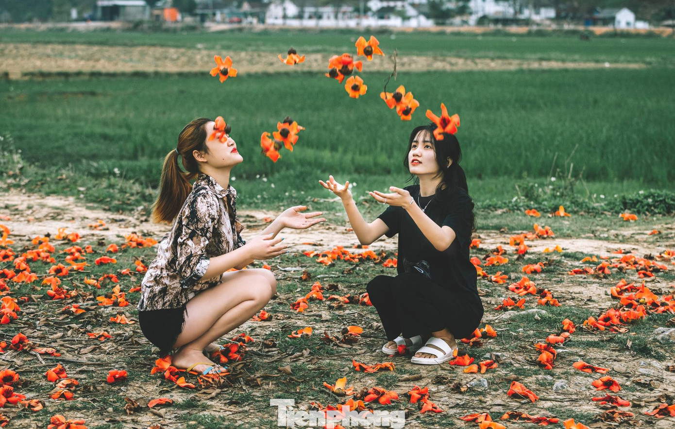 Tháng 3 về, cây gaọ rụng hết lá, chỉ còn mỗi một màu đỏ thắm của những bông hoa. Vẻ đẹp của hoa gạo khiến bao người mê mẩn, chẳng nỡ lòng rời đi khi chưa check-in được khoảnh khắc đẹp nhất của tháng 3 này.