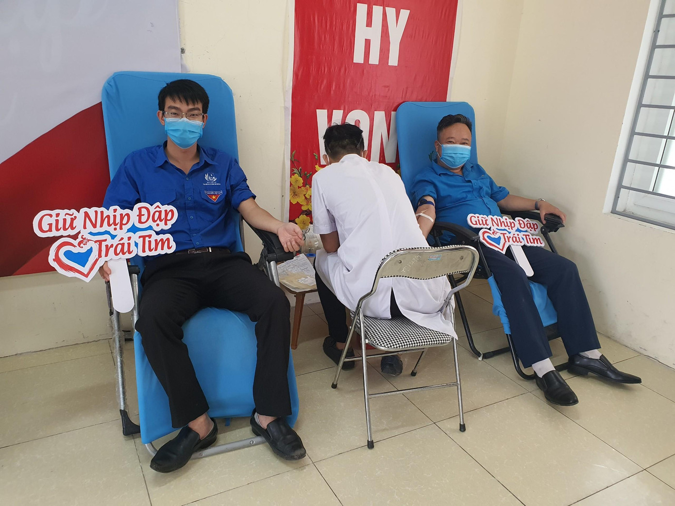 Theo Bác sỹ CKII Nguyễn Đình Khuê - Giám đốc Trung tâm huyết học truyền máu tỉnh Nghệ An: “Ngân hàng máu của Nghệ An đang cạn kiệt, dự kiến dùng trong 10 ngày nữa sẽ hết. Nguyên nhân là do ảnh hưởng của dịch COVID-19, tâm lý của người hiến máu ngại đến hiến máu”. Dự báo lượng máu tiếp nhận trong cuối tháng 6, tháng 7 sẽ tiếp tục giảm mạnh dẫn tới tình trạng thiếu máu nghiêm trọng. Hiện kho máu của Trung tâm huyết học truyền máu tỉnh Nghệ An còn khoảng hơn 1.000 đơn vị máu, chỉ còn đủ cung cấp cho các bệnh viện, cơ sở y tế và phục vụ điều trị tại đơn vị trong vòng 10 ngày tới. Theo Bác sỹ CKII Nguyễn Đình Khuê - Giám đốc Trung tâm huyết học truyền máu tỉnh Nghệ An: “Ngân hàng máu của Nghệ An đang cạn kiệt, dự kiến dùng trong 10 ngày nữa sẽ hết. Nguyên nhân là do ảnh hưởng của dịch COVID-19, tâm lý của người hiến máu ngại đến hiến máu”. Dự báo lượng máu tiếp nhận trong cuối tháng 6, tháng 7 sẽ tiếp tục giảm mạnh dẫn tới tình trạng thiếu máu nghiêm trọng. Hiện kho máu của Trung tâm huyết học truyền máu tỉnh Nghệ An còn khoảng hơn 1.000 đơn vị máu, chỉ còn đủ cung cấp cho các bệnh viện, cơ sở y tế và phục vụ điều trị tại đơn vị trong vòng 10 ngày tới.