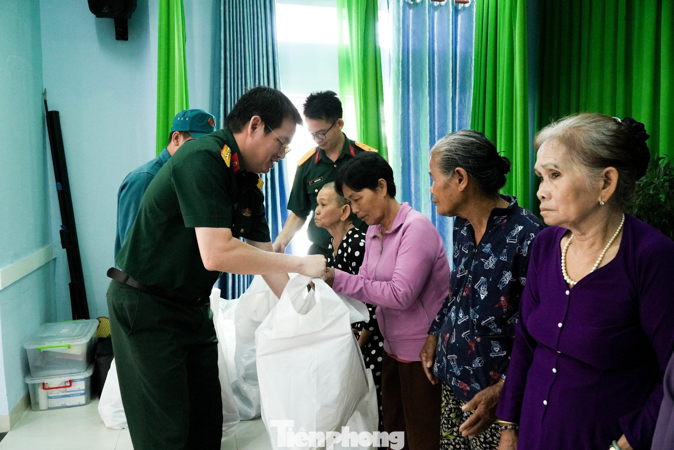 Thượng tá Bùi Đức Thành - Phó Giám đốc Bệnh viện Quân y 175, trao quà tặng người dân và tặng thiết bị y tế cho Trạm Y tế xã Hòa Hội.