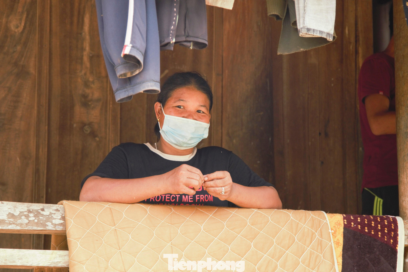 Theo người dân bản La Ngan, họ luôn đeo khẩu trang và không tiếp xúc người ngoài gia đình.
