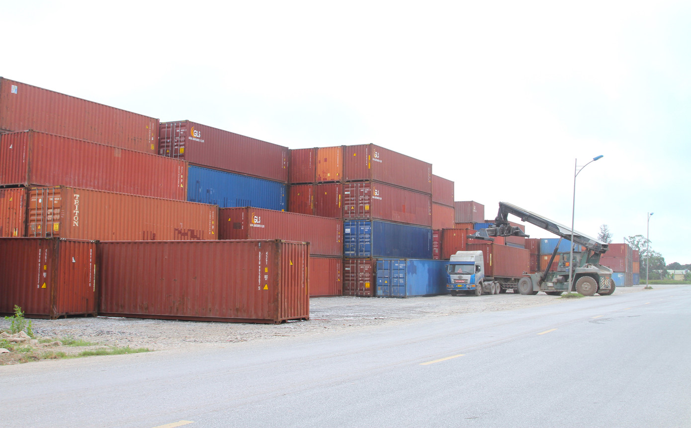 "Mỗi khi đi qua đoạn đường này, tôi phải lấn làn ra giữa đường. Đi sát mép cứ lo thùng container đổ xuống thì gặp họa. Đi đường lỡ gặp tình huống khẩn cũng không dám dừng bên lề đường có container", một người dân ở xã Khánh Hợp nói.