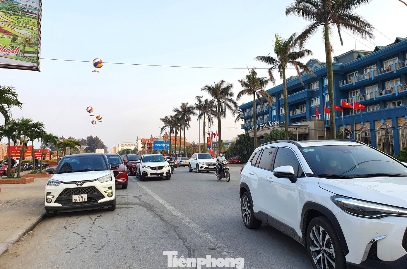 Chiều 10/4, hàng ngàn người lần lượt đổ về biển Cửa Lò (thị xã Cửa Lò, Nghệ An) khiến nhiều tuyến đường bị ùn tắc cục bộ trong một thời gian ngắn. Khung cảnh náo nhiệt vốn có trong mùa du lịch đã quay lại với đô thị biển này sau một thời gian dài vắng bóng vì dịch COVID-19.