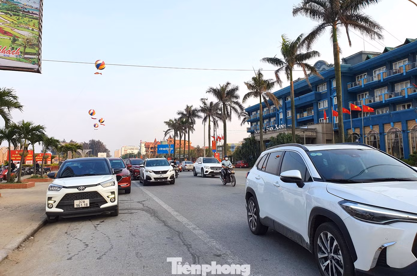 Chiều 10/4, hàng ngàn người lần lượt đổ về biển Cửa Lò (thị xã Cửa Lò, Nghệ An) khiến nhiều tuyến đường bị ùn tắc cục bộ trong một thời gian ngắn. Khung cảnh náo nhiệt vốn có trong mùa du lịch đã quay lại với đô thị biển này sau một thời gian dài vắng bóng vì dịch COVID-19.