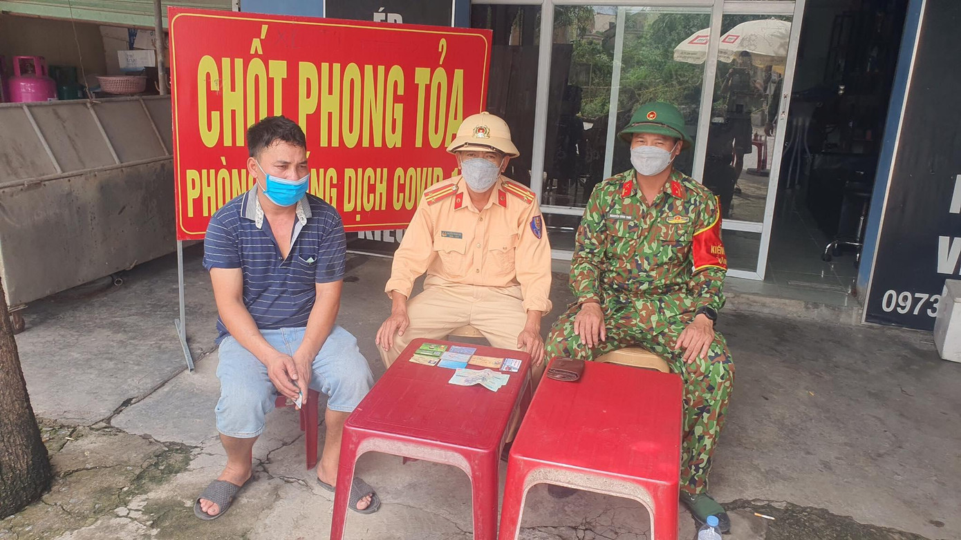 Tổ công tác và anh Cường xác nhận tài sản.