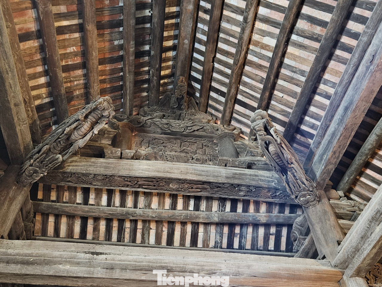 Đầu dư hình rồng ngậm ngọc minh châu trang trí tại bộ vì ở hai phía hồi đình. Đầu dư hình rồng ngậm ngọc minh châu trang trí tại bộ vì ở hai phía hồi đình.
