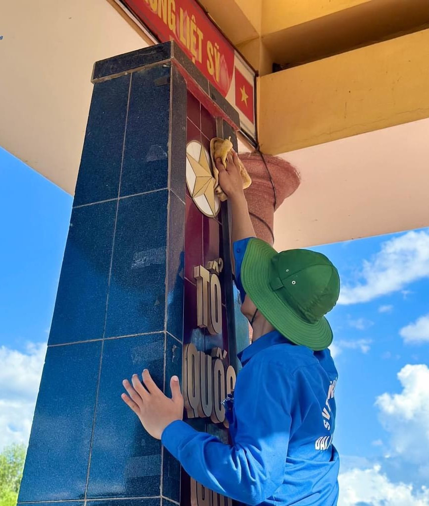 Ra quân vệ sinh môi trường, chỉnh trang Đài tưởng niệm liệt sĩ trên địa bàn xã, phường...