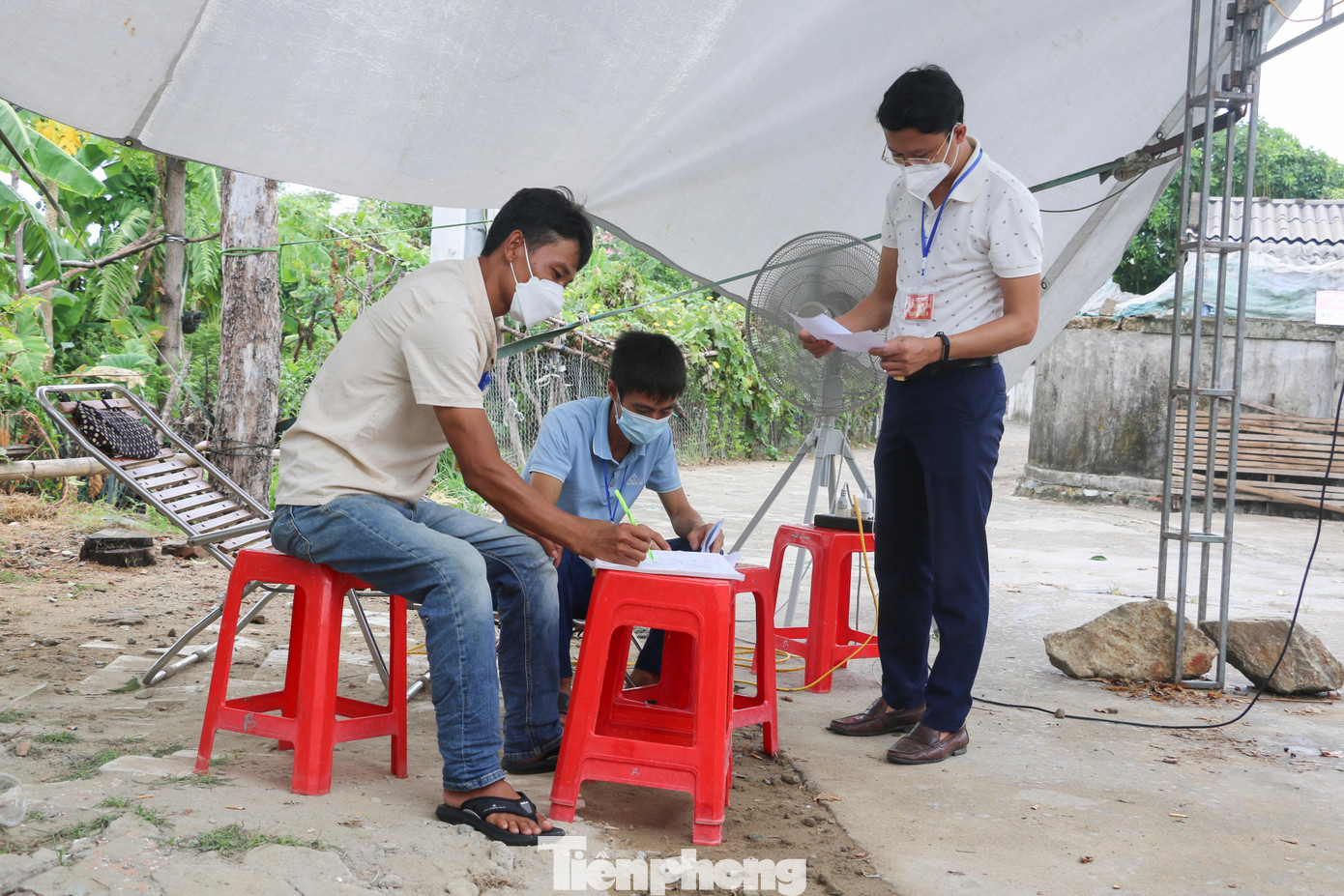 Trước 9h sáng, Tổ COVID cộng đồng sẽ đi thu lại phiếu đăng ký kèm tiền mua hàng của các hộ. Sau đó tổng hợp lại số lượng các mặt hàng hoá cần mua của xóm mình và báo về cho xã. Trước 9h sáng, Tổ COVID cộng đồng sẽ đi thu lại phiếu đăng ký kèm tiền mua hàng của các hộ. Sau đó tổng hợp lại số lượng các mặt hàng hoá cần mua của xóm mình và báo về cho xã.