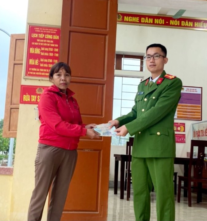 Công an xã Nam Hưng tiến hành trao trả số tiền 3 học sinh nhặt được cho người đánh rơi là chị Nguyễn Thị Hải.