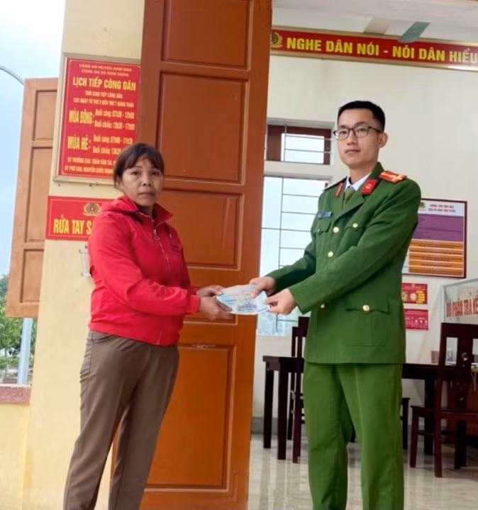 Công an xã Nam Hưng tiến hành trao trả số tiền 3 học sinh nhặt được cho người đánh rơi là chị Nguyễn Thị Hải. Công an xã Nam Hưng tiến hành trao trả số tiền 3 học sinh nhặt được cho người đánh rơi là chị Nguyễn Thị Hải.