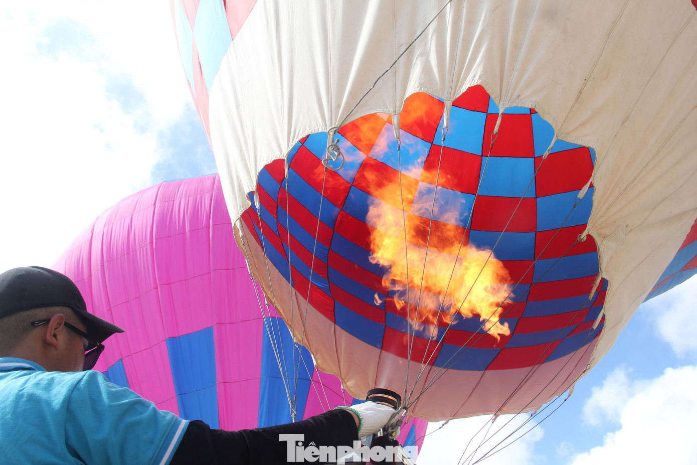 Những chiếc khinh khí cầu lần lượt được bơm khí để bay lên trong nắng biển.