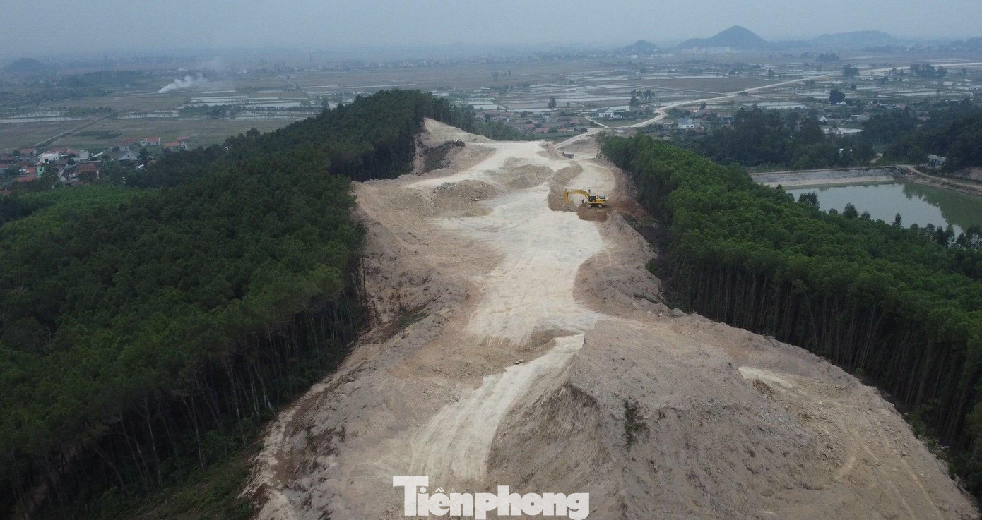 Chỉ sau một thời gian thi công ngắn, một tuyến đường cao tốc hiện đoạn qua địa bàn tỉnh Nghệ An đang dần thành hình.