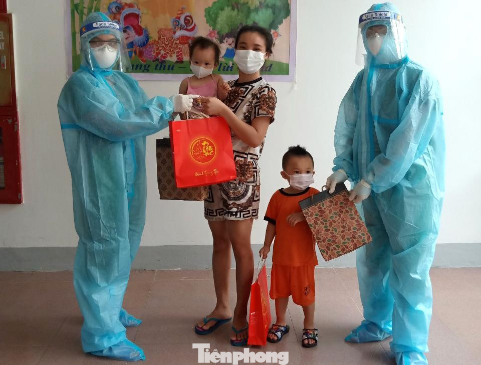 Mỗi suất quà trị giá 300.000 đồng bao gồm bánh Trung thu, đèn lồng…