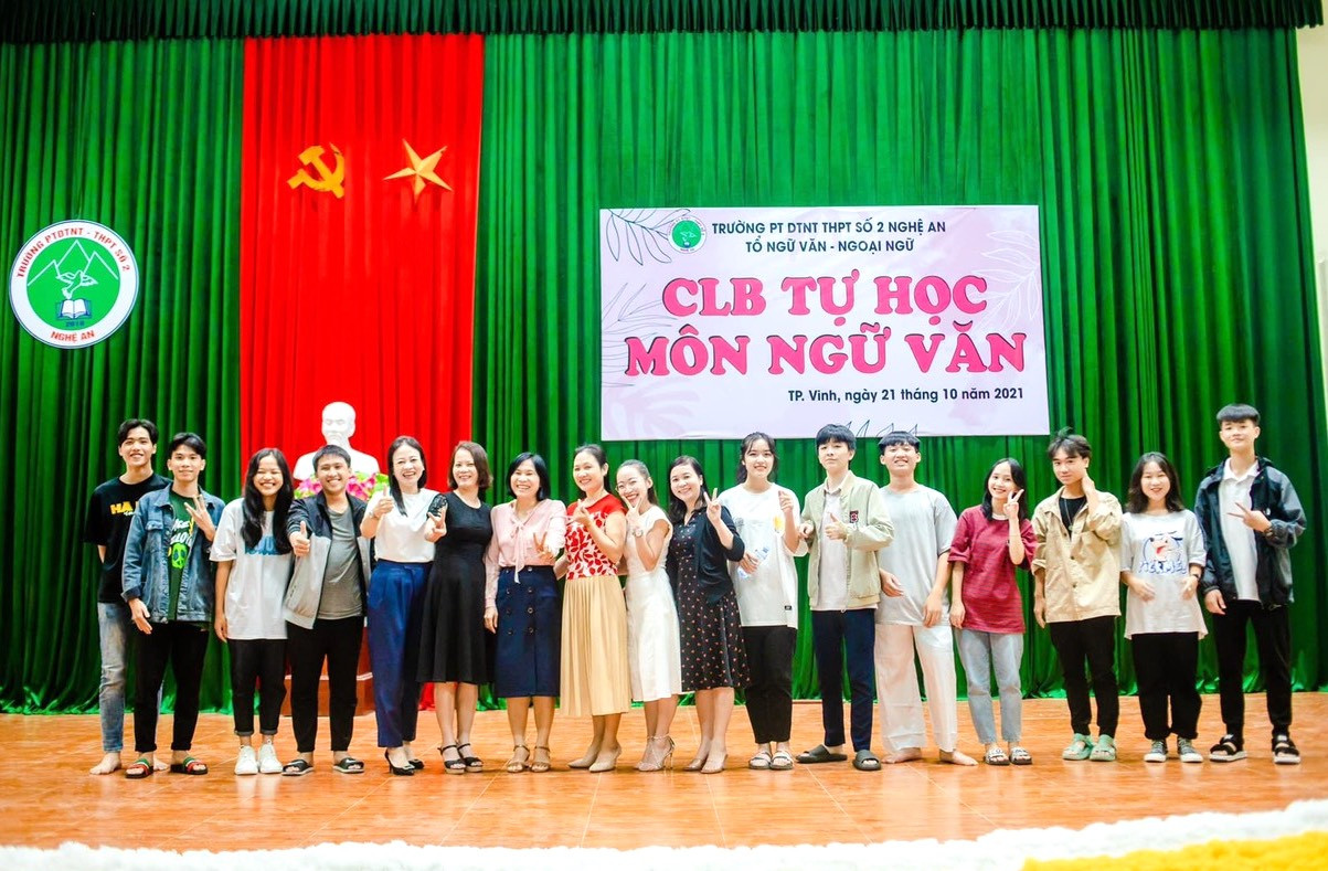 Cô Phan Thị Hồng cho biết thêm, học sinh ở trường nội trú 2 tự học là chính. Tự học cũng chính là quan điểm truyền thống của nhà trường. "Giáo viên chủ nhiệm sẽ hướng dẫn lớp mình lập thời gian biểu tự học phù hợp định hướng khối của lớp mình. Thời gian biểu tự học sẽ được giáo viên chủ nhiệm duyệt, sau đó dán ngay trên vị trí bàn học để hằng ngày học sinh áp dụng. Mỗi buổi tự học, giáo viên chủ nhiệm sẽ đột xuất kiểm tra xem học sinh lớp mình có thực hiện đúng thời gian biểu hay không. Để việc tự học trở thành nề nếp, tổ trực đêm, tổ quản sinh sẽ thường trực đêm-ngày để nhắc nhở, động viên, quán xuyến sát sao tình hình tự học của mỗi lớp", cô Hồng cho hay.