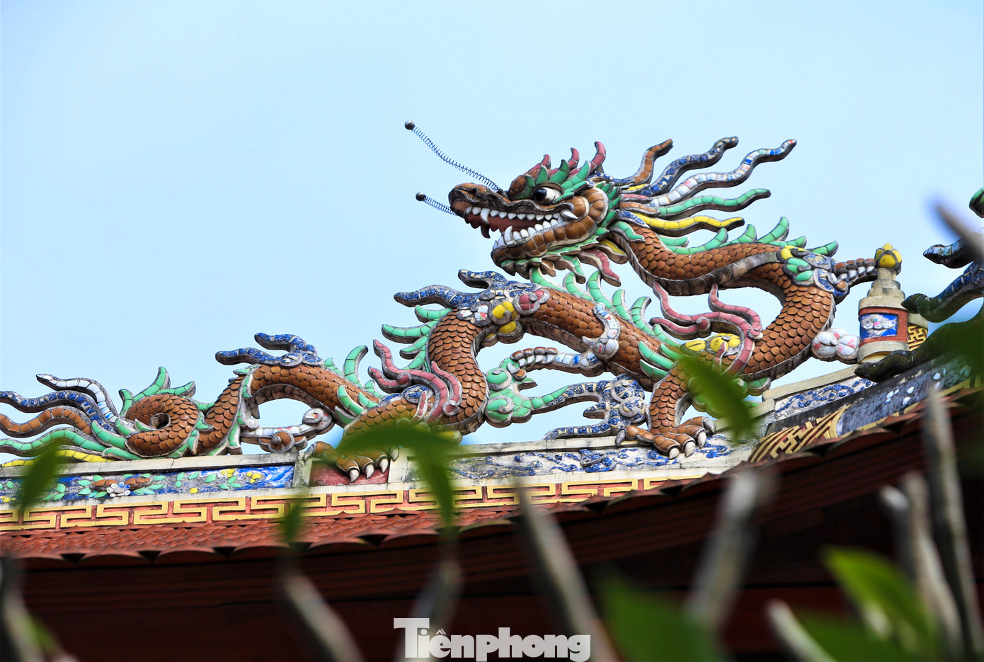 Họa tiết hoa văn, con giáp, long ly quy phượng được thiết kế trên mái các tòa điện thể hiện sự cầu kỳ.