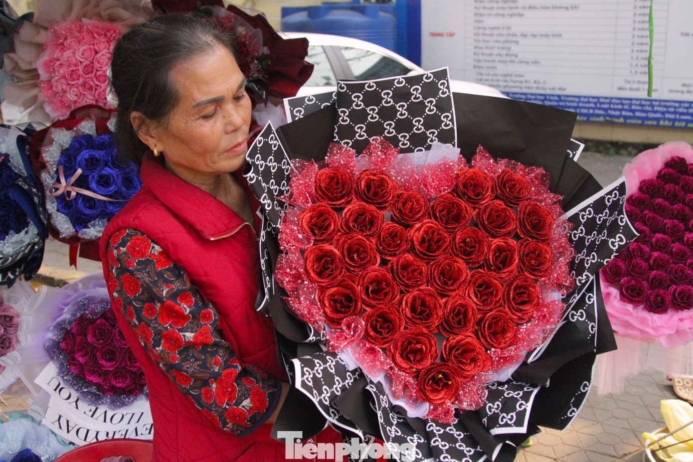 Bà Minh cho biết, mọi năm hoa rẻ bà nhập về nhiều và bán được rất nhiều hoa tươi dịp 8/3 này. Tuy nhiên năm nay thị trường hoa tăng giá, hoa đắt quá nên không dám nhập về. Bà Minh chỉ nhập về hơn trăm bông hoa hồng đỏ. Số còn lại bà Minh nhập về những bó hoa sáp để bán.
