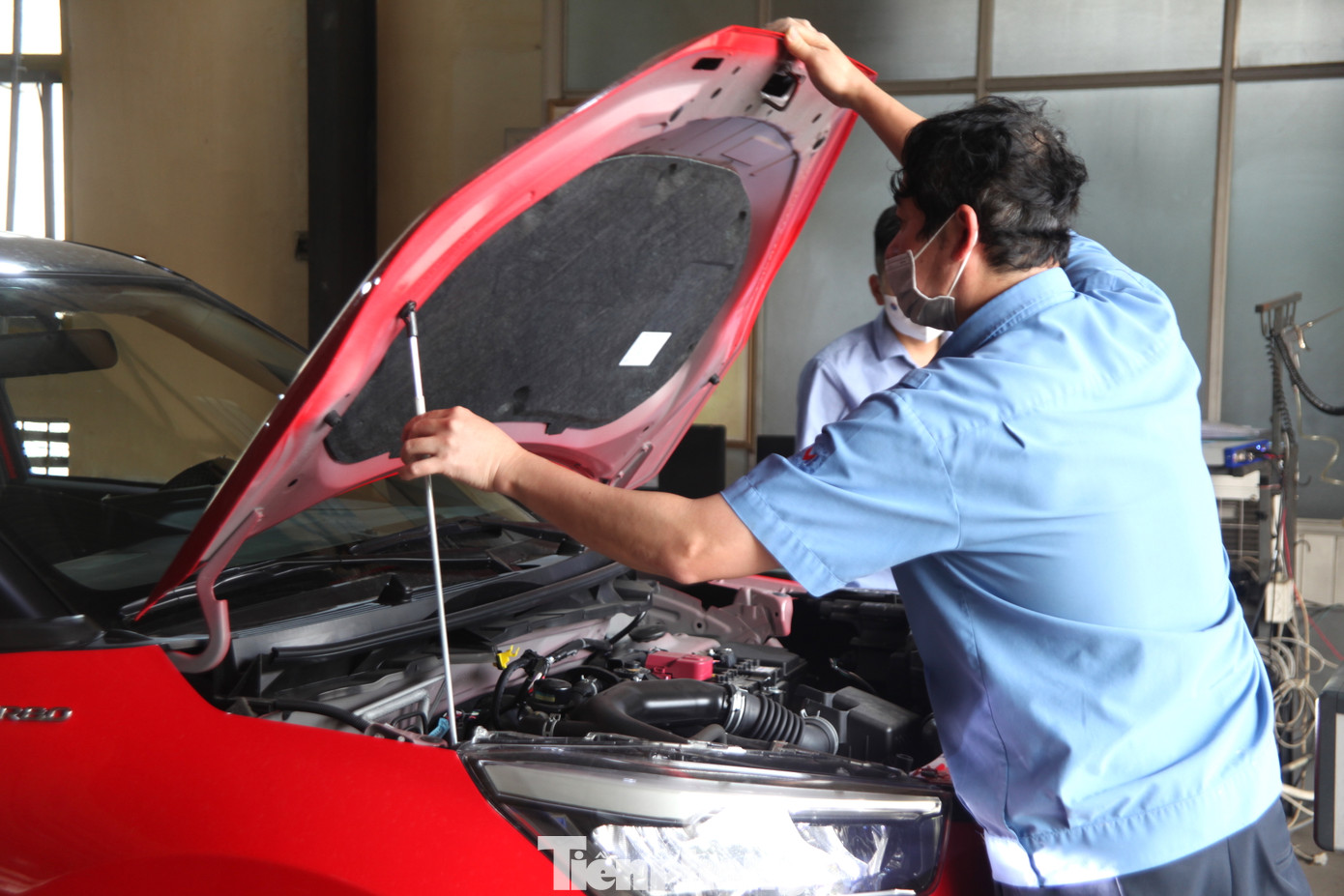 Khoang máy cũng được đăng kiểm viên mở ra kiểm tra kỹ càng.